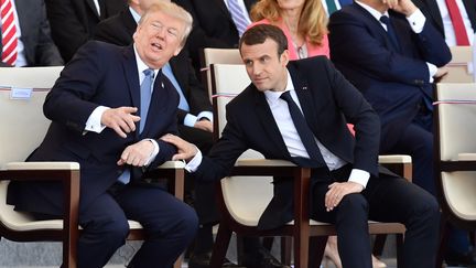 Le&nbsp;président américain Donald Trump et le président français Emmanuel Macron assistent au défilé du 14-Juillet, à Paris, en 2017. (MUSTAFA YALCIN / ANADOLU AGENCY / AFP)