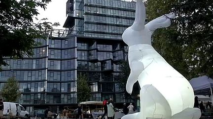 Les lapins lumineux d'Amanda Parer font sensation à Rennes
 (France 3/Culturebox / capture d&#039;écran)