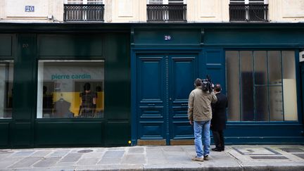 Des journalistes devant l'entr&eacute;e de l'immeuble o&ugrave; se trouve l'appartement qui aurait abrit&eacute; la liaison suppos&eacute;e entre le chef de l'Etat et l'actrice, le 13 janvier 2014 &agrave; Paris. (THOMAS SAMSON / AFP)