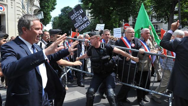 &nbsp; (© Nicolas Dupont-Aignan, président de Debout La France et maire de la commune d'Yerres dans l'Essonne,s'est rendu à la manifestation. /Crédit: France Info, Nathanael Charbonnier)