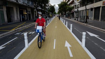 Un homme circule sur une piste cyclable à Nice, le 13 mai 2020 (photo d'illustration). (VALERY HACHE / AFP)