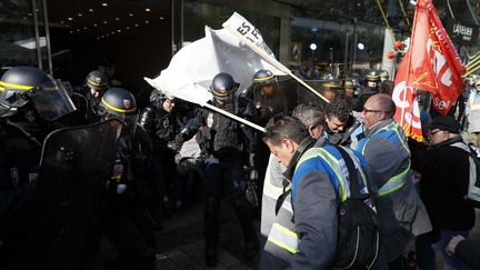 Les ouvriers de GM&amp;S ont jusqu'au 5 mai pour tenter de faire plier les constructeurs automobiles. (THOMAS SAMSON / AFP)