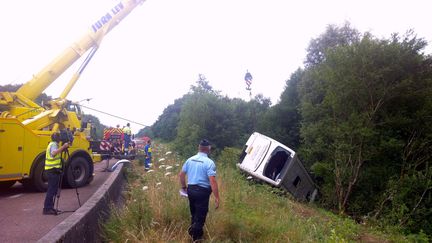  Le car britannique s'est couché sur le bas côté de l'autoroute A39 non loin de Lons-le-Saunier,&nbsp;samedi 23 juillet 2016. (STEPHANIE BOURGEOT / FRANCE 3)