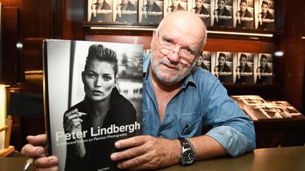 Peter Lindbergh signe son livre "A Different Vision On Fashion Photography" à Los Angeles, en 2016. (FRAZER HARRISON / GETTY IMAGES NORTH AMERICA)