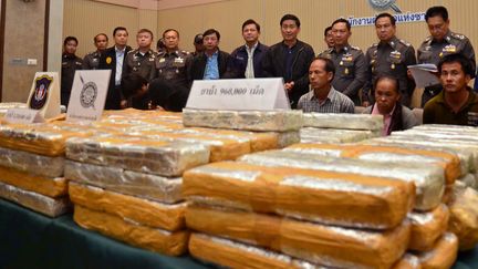 La police tha&iuml;landaise expose les milliers de cachets d'amph&eacute;tamines, saisis le 18 ao&ucirc;t 2013. ( AFP / PHOTONONSTOP)