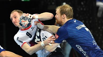 L'Allemand Holger Glandorf et le joueur de Montpellier Jonas&nbsp;Truchanovicius&nbsp;lors de la Ligue des champions de handball, à Montpellier, le 29 avril 2018. (PASCAL GUYOT / AFP)