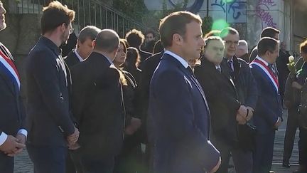 Soixante ans après le massacre du 17 octobre 1961, à Paris, Emmanuel Macron a dénoncé lors d’une cérémonie d’hommage, samedi 16 octobre, des "crimes inexcusables" pour la République ciblant le préfet d’alors, Maurice Papon. (Capture d'écran France 2)