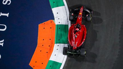 Charles Leclerc (Ferrari) lors de la deuxième séance d'essais libres du GP d'Arabie saoudite, le 25 mars 2022. (ANTONIN VINCENT / DPPI via AFP)