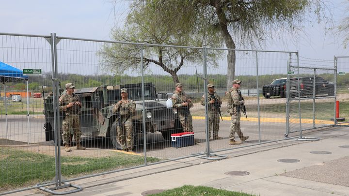 Des soldats de la garde nationale du Texas surveillent le parc Shelby d'Eagle Pass (Texas), le 7 mars 2024. (ELISE LAMBERT / FRANCEINFO)