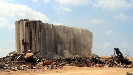 Des silos à grains détruits dans le port de Beyrouth, au Liban, le 14 août 2020.&nbsp; (THAIER AL-SUDANI / REUTERS)