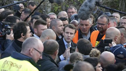 Emmanuel Macron, le candidat d'En marche ! discutent avec&nbsp;les salariés de l'usine Whirlpool à Amiens (Somme), le 26 avril 2017. (THIBAULT CAMUS / AP / SIPA)