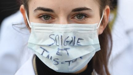 Une étudiante en médecine lors d'une manifestation entre l'hôpital de Lariboisière et la place de la République à Paris, en décembre 2019. (ALAIN JOCARD / AFP)