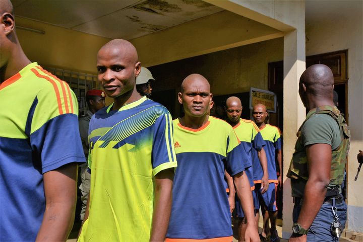 Des hommes arrêtés en lien avec la crise anglophone défilent au tribunal militaire de Yaoundé, capitale du Cameroun, le 14 décembre 2018. (STRINGER / AFP)