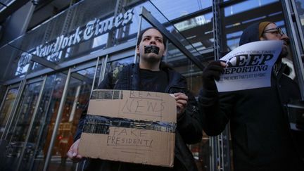 Manifestation de soutien devant le New York Times après&nbsp;que le prestigieux quotidien s'est vu refuser vendredi dernier le breafing du porte-parole de la Maison-Blanche. (KENA BETANCUR / AFP)