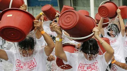 &nbsp; (Le défi "Ice Bucket Challenge" en Thaïlande © Maxppp)