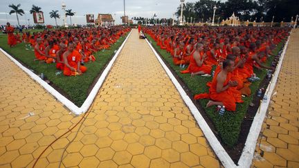 DEs moines bouddhistes prient devant le palais Royal &agrave; Phnom Penh (Cambodge)&nbsp;&agrave; l'occasion d'un hommage &agrave;&nbsp;l'ancien roi du Cambodge, Norodom Sihanouk, le 10 juillet 2014. (PRING SAMRANG / REUTERS)