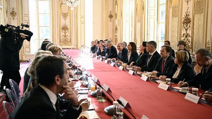 Le Premier ministre François Bayrou, la Présidente de l'Assemblée nationale Yaël Braun-Pivet, le Président du Sénat Gérard Larcher, et les chefs de partis, à l'exception de La France Insoumise (LFI) et du Rassemblement national (RN), pour finaliser son gouvernement à l'hôtel Matignon à Paris, le 19 décembre 2024. (JULIEN DE ROSA / POOL / AFP)