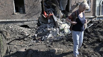 Un&nbsp;missile a frappé un bâtiment résidentiel dans la ville de Bakhmut, dans le Donbass, en Ukraine, le 1er juillet 2022.&nbsp; (GENYA SAVILOV / AFP)