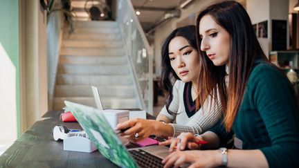 Les&nbsp;femmes essuient plus de reproches que les hommes sur le temps trop important qu'elles consacrent au travail. (EUGENIO MARONGIU / CULTURA CREATIVE)