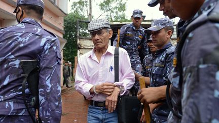 Le tueur en série français Charles Sobhraj à son arrivée à un tribunal à Bhaktapur (Népal) le 26 mai 2014. (PRAKASH MATHEMA / AFP)