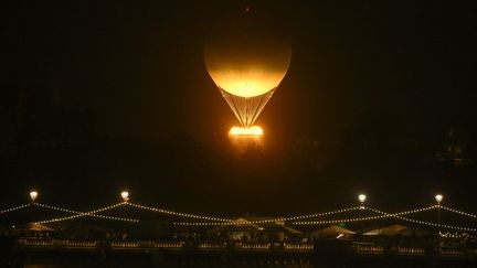 La vasque olympique trônera au-dessus du jardin des Tuileries tout au long de la quinzaine. (PHILIPPE LOPEZ / AFP)