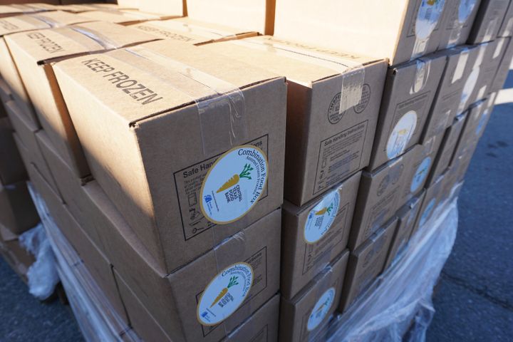 La Banque alimentaire distribue des cartons de produits frais et surgelés, le 25 octobre 2022, à Austin (Texas, Etats-Unis). (MARIE-VIOLETTE BERNARD / FRANCEINFO)