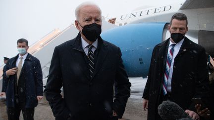 Joe Biden s'exprime à sa descente de l'avion&nbsp;sur la base d'Andrews (Maryland, Etats-Unis), le 28 janvier 2022. (SAUL LOEB / AFP)