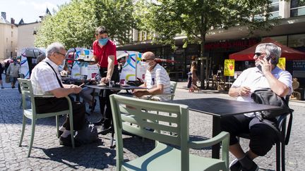 Malgré les discothèques encore fermées, les bars&nbsp;de Chambéry ont réouvert et accueillent les&nbsp;derniers vacanciers. (VINCENT ISORE / MAXPPP)