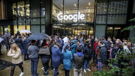 Des employés de Google manifestent contre le harcèlement sexuel, devant leur entreprise à Londres, le 1er novembre 2018. (TOLGA AKMEN / AFP)