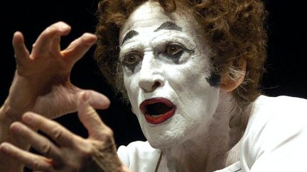 Jusqu'à sa mort en 2007, Marcel Marceau a porté l'art du mime à travers le monde. Ici à Hambourg en 2004. Il est alors âgé de 81 ans.
 (A2836 Carsten Rehder Deutsch Presse Agentur/MaxPPP)