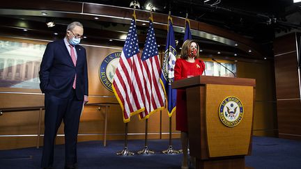 Chuck Schumer, leader de la minorité démocrate au Sénat, et&nbsp;Nancy Pelosi, cheffe de la majorité démocrate à la Chambre des représentants, lors d'une conférence de presse à Washington (Etats-Unis), le 20 décembre 2020. (TASOS KATOPODIS / GETTY IMAGES NORTH AMERICA / AFP)