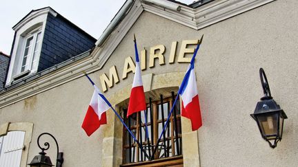 Le fronton d'une mairie de la Sarthe avec des drapeaux français. Le gouvernement prévoit de supprimer progressivement la taxe d'habitation pour 80% des contribuables. &nbsp;&nbsp; (MICHEL GILE / SIPA)