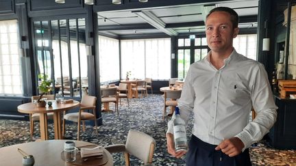 Aurélien Farrouil, sommelier d'eau (en plus d'être sommelier de vin) au restaurant étoilé "La Grand'Vigne" à Martillac près de Bordeaux. (JEROME JADOT / RADIO FRANCE)