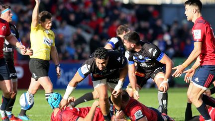 les joueurs de Castres et du Munster en duel  (PAUL FAITH / AFP)