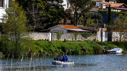 Lors des recherche de la gendarmerie du petit Marciano, sur la Sèvre niortaise le 13 avril 2023. (JABOUTIER / MAXPPP)