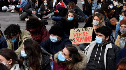 Les étudiants de l'université de Toulouse lors d'une manifestation pour exiger la reprise des cours en présentiel, le 21 janvier 2021, sur la place du Capitole à Toulouse (Haute-Garonne). (GEORGES GOBET / AFP)