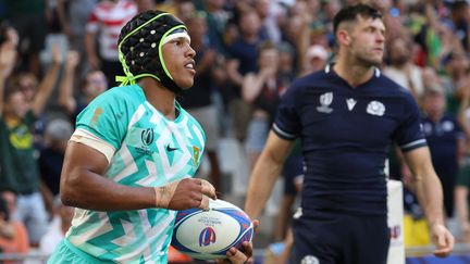 L'ailier sud-africain Kurt-Lee Arendse inscrit le deuxième essai de son équipe contre l'Ecosse, le 10 septembre 2023 à Marseille. (PASCAL GUYOT / AFP)