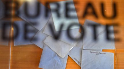 Une urne dans un bureau de vote à Vertou&nbsp;(Loire-Atlantique), lors du premier tour des élections législatives, le 11 juin 2017. (LOIC VENANCE / AFP)