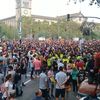 La foule rassemblée place de l'Université, à Barcelone (Espagne), le 3 occtobre 2017, à l'occasion de la journée de&nbsp;grève générale.&nbsp; (RAPHAEL GODET / FRANCEINFO)