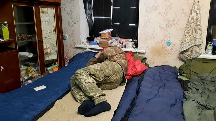 Un soldat ukrainien dort dans un camp de base près de Bakhmut, en Ukraine, en décembre 2022. (AGATHE MAHUET / FRANCEINFO)