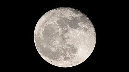 La Lune au-dessus de la ville de Mexico, le 6 octobre 2017. (ISAIAS HERNANDEZ / NOTIMEX / AFP)