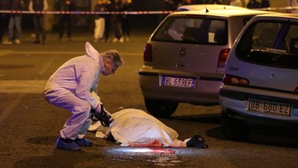 Un policier italien sur les lieux du meurtre d'un homme lié à la mafia, le 18 novembre 2015 à Naples (Italie). (MARCO CANTILE / NURPHOTO / AFP)