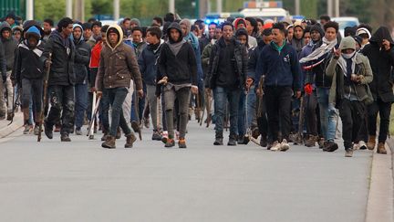 Des migrants, pour certains armés de barre de fer et de bâtons, le 1er février 2018 à Calais (Pas-de-Calais). (MAXPPP)