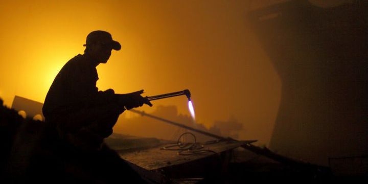 Cette industrie, autrefois concentrée dans les pays développés, a été déplacée dans les années 1980 sur la côte du Pakistan, de l'Inde et du Bangladesh. (AFP / Biosphoto / Pierre Torset)