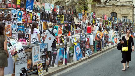 L'affichage sauvage des compagnies de Festival off d'Avignon pour promouvoir leurs pièces.&nbsp; (BERTRAND LANGLOIS / AFP)