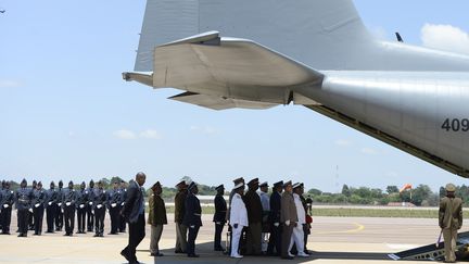 Le cercueil de Nelson Mandela est port&eacute; &agrave; bord de l'avion qui le transporte de l'a&eacute;roport militaire de Pretoria (Afrique du Sud), le 14 d&eacute;cembre 2013,&nbsp;vers son village natal de Qunu o&ugrave; il doit &ecirc;tre enterr&eacute;. (STEPHANE DE SAKUTIN / AFP)