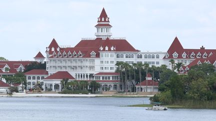 Des sauveteurs recherchent le corps d'un petit garçon de 2 ans happé par un alligator&nbsp;sur la plage d'un lac artificiel, sur le domaine de Disney World en Floride (Etats-Unis), le 15 juin 2016. (GREGG NEWTON / AFP)