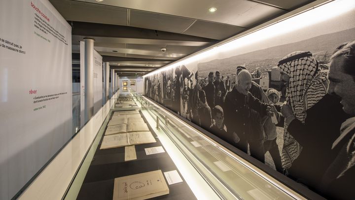 "Les valises de Jean Genet", l'une des parties de l'exposition "Ce que la Palestine apporte au monde" à l'Institut du monde arabe. (©IMA/Alice Sidoli)