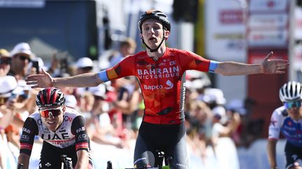 Le Britannique Stephen Williams savoure son succès sur la première étape du Tour de Suisse, le 12 juin 2022, à Kuesnacht. (GIAN EHRENZELLER / MAXPPP)