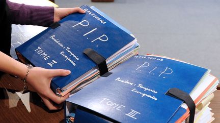 Les dossiers du tribunal correctionnel de Marseille (Bouches-du-Rh&ocirc;ne) sur l'affaire PIP, le 18 avril 2013. (ANNE-CHRISTINE POUJOULAT / AFP)